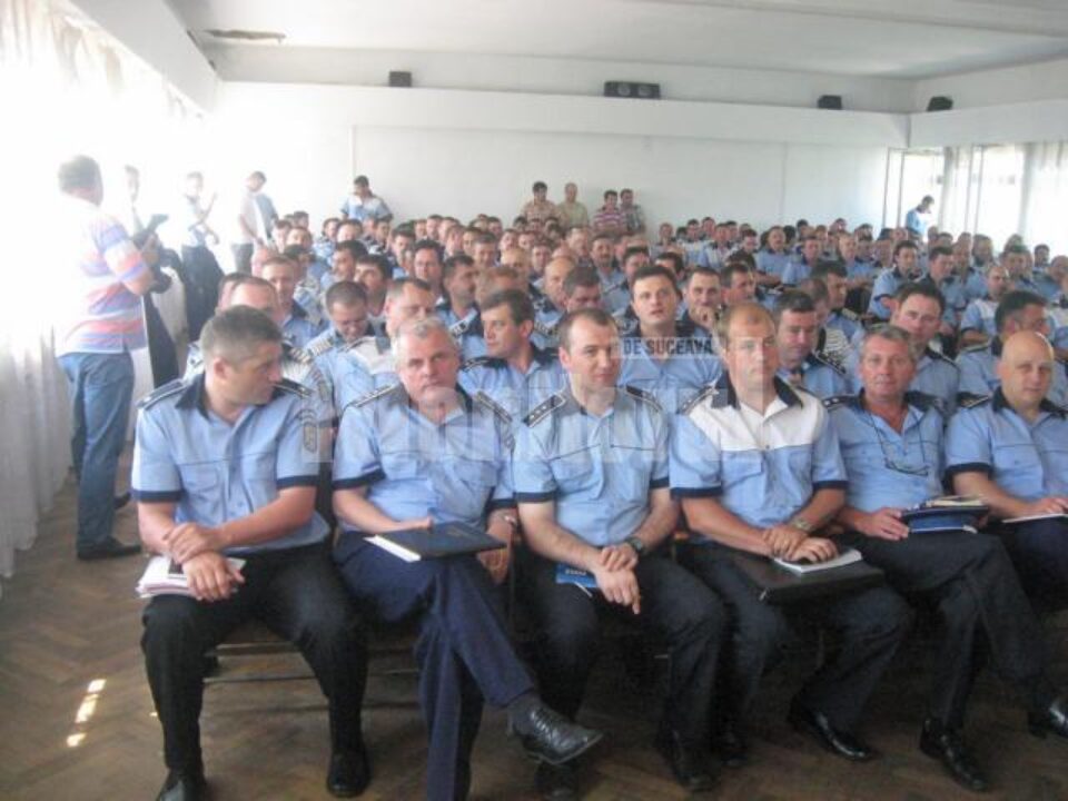 Peste două sute de polițiști, convocați la instruirea de ieri