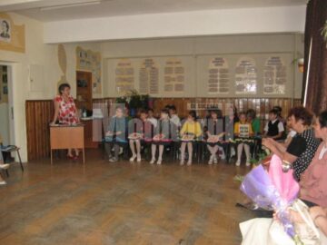 Elevii clasei a III-a D de la Școala „Ion Creangă” din Suceava, îndrumați de către institutoarea Tania Cozmei, au lansat ieri un nou număr al revistei „Mărțișor”.