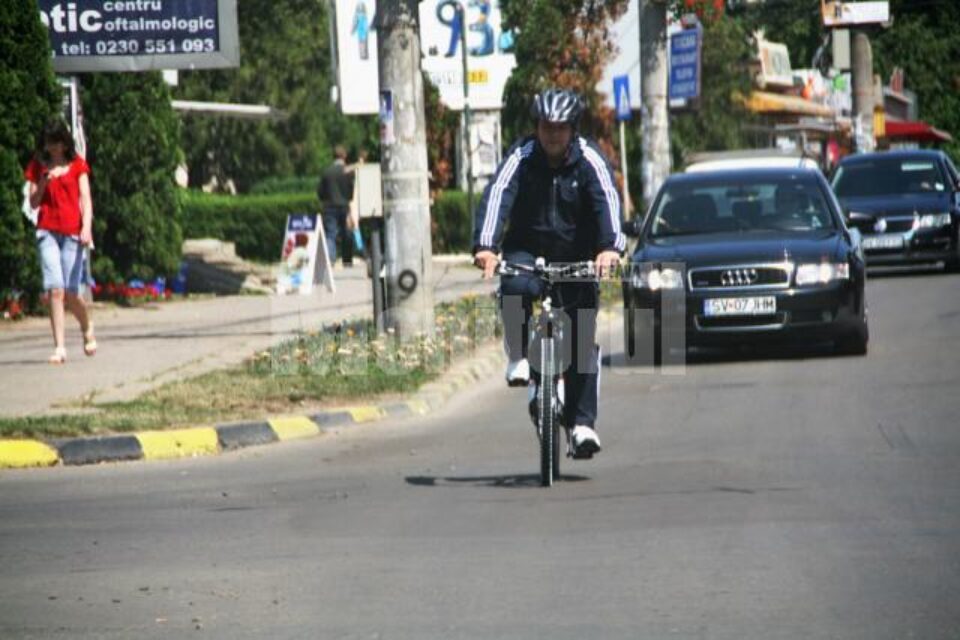 Gheorghe Flutur și-a achiziționat în cursul zilei de ieri o bicicletă, pe care a probat-o pe traseul de la Consiliul Județean și până la ieșirea din Suceava spre Gura Humorului