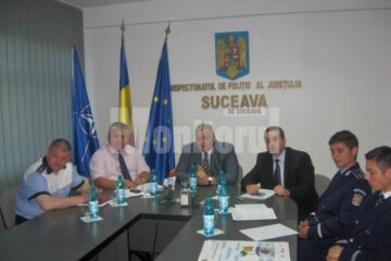 Șefii de la București, Marin Moțoc și Constantin Gabriel, în centrul imaginii, au organizat instruirea de ieri, de la Suceava