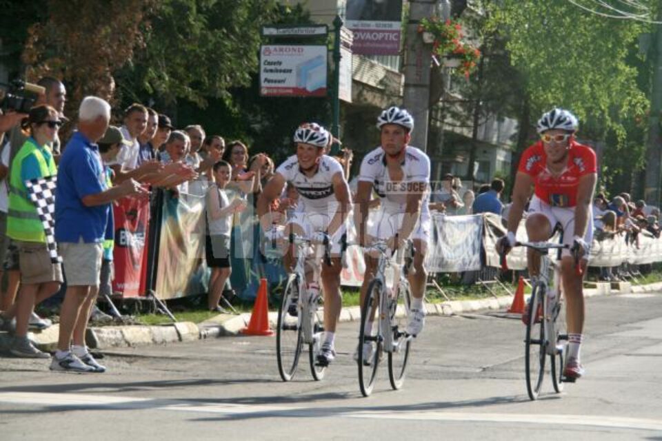 Participanții la Turul Ciclist al României au ajuns la Suceava pe biciclete și au plecat în mașini