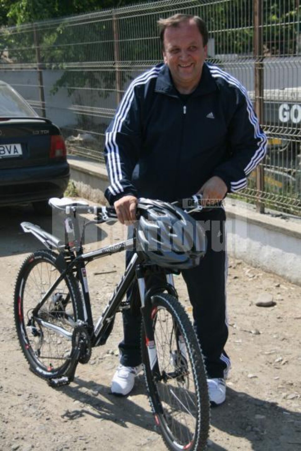 Gheorghe Flutur și-a achiziționat în cursul zilei de ieri o bicicletă, pe care a probat-o pe traseul de la Consiliul Județean și până la ieșirea din Suceava spre Gura Humorului