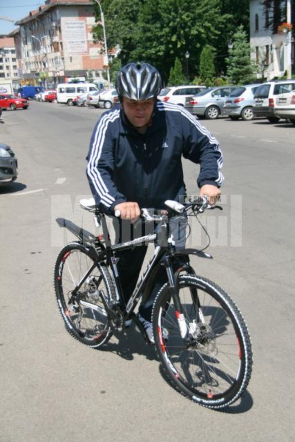 Gheorghe Flutur și-a achiziționat în cursul zilei de ieri o bicicletă, pe care a probat-o pe traseul de la Consiliul Județean și până la ieșirea din Suceava spre Gura Humorului