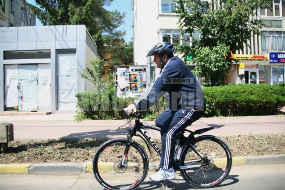 Gheorghe Flutur și-a achiziționat în cursul zilei de ieri o bicicletă, pe care a probat-o pe traseul de la Consiliul Județean și până la ieșirea din Suceava spre Gura Humorului
