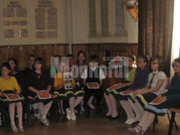 Elevii clasei a III-a D de la Școala „Ion Creangă” din Suceava, îndrumați de către institutoarea Tania Cozmei, au lansat ieri un nou număr al revistei „Mărțișor”.