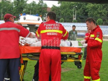 Membrii echipajului de la bordul elicopterului fac ultimele pregătiri pentru îmbarcarea pacienților