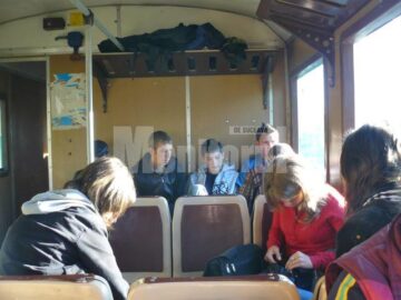 Elevii din Dornișoara merg zilnic spre scoală cu automotorul din 1940