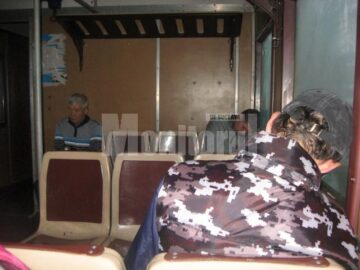 Navetiști cufundați în somn, în trenul care pleacă din Vatra Dornei la ora4.20