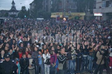 Deși vremea nu a fost una deloc potrivită pentru un concert în aer liber, scenă a fost împânzită de o mare de oameni