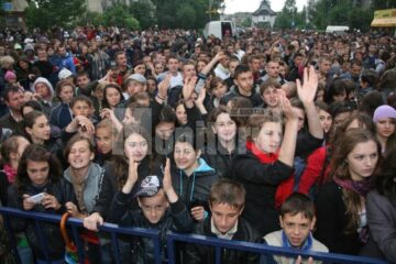 Deși vremea nu a fost una deloc potrivită pentru un concert în aer liber, scenă a fost împânzită de o mare de oameni