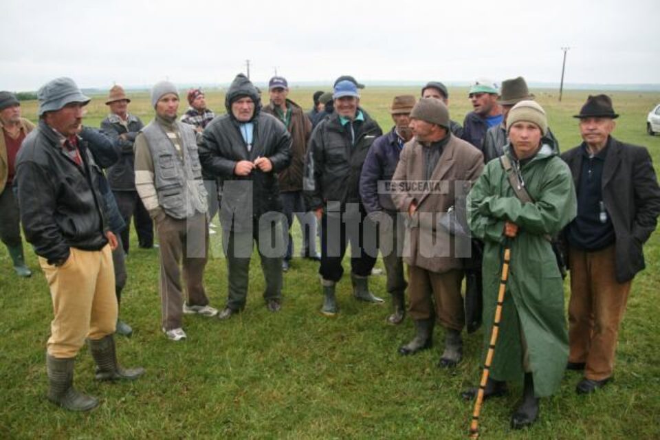 O parte din sătenii care au blocat drumul