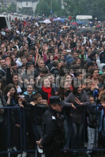 Deși vremea nu a fost una deloc potrivită pentru un concert în aer liber, scenă a fost împânzită de o mare de oameni