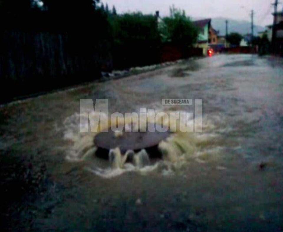 Ploile torențiale care au căzut joi au provocat inundarea mai multor curți, pensiuni și restaurante din Vatra Dornei