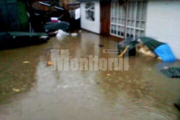 Ploile torențiale care au căzut joi au provocat inundarea mai multor curți, pensiuni și restaurante din Vatra Dornei