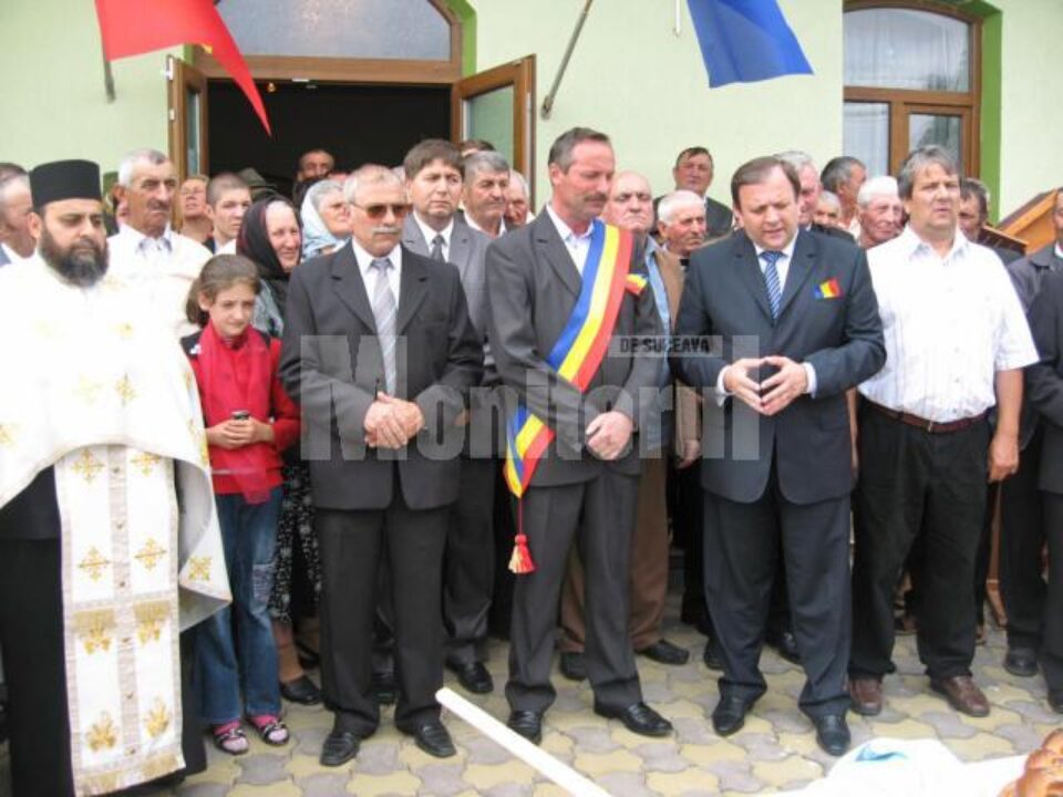 La inaugurarea lucrărilor de modernizare a sediului Primăriei Bogdănești au mai fost prezenți, pe lângă președintele CJ, Gheorghe Flutur, consilierul județean PD-L Dan Dascălu, precum și mai mulți primari primari