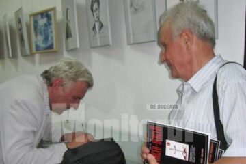 Compozitorul și dirijorul Emil Havriliuc oferindu-i un autograf prof. Gheorghe Giurcă