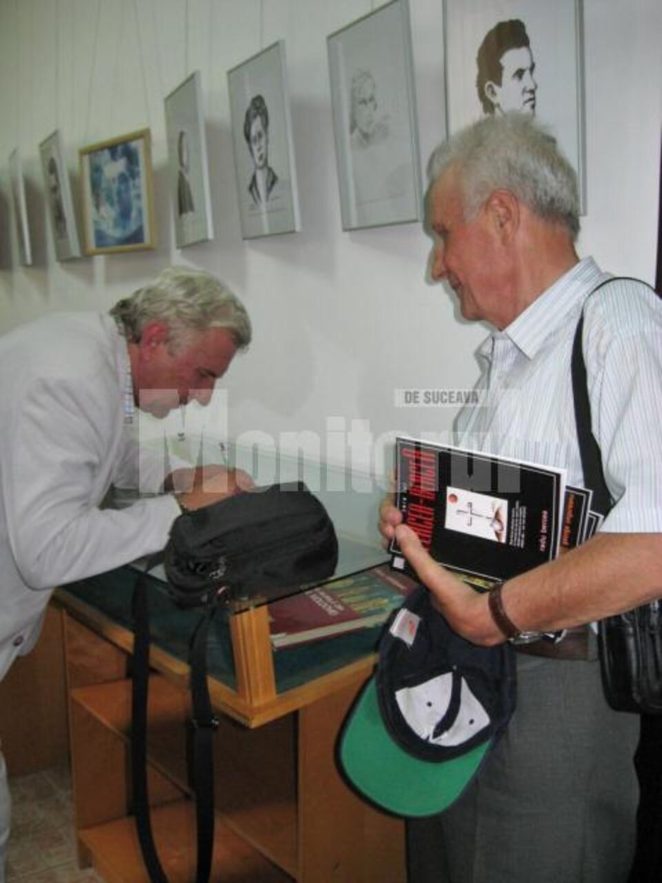 Compozitorul și dirijorul Emil Havriliuc oferindu-i un autograf prof. Gheorghe Giurcă