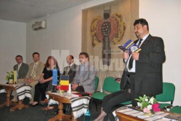 Directorul Muzeului Bucovinei prezentând echipele de proiect