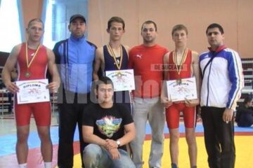 Cei trei medaliați, alături de antrenorii Valerica Gherasim si Andrei Bolohan, dar și doi colegi de la seniori ce i-a încurajat din tribune
