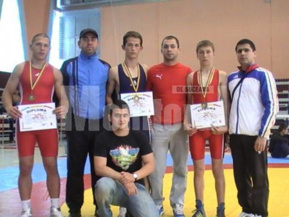 Cei trei medaliați, alături de antrenorii Valerica Gherasim si Andrei Bolohan, dar și doi colegi de la seniori ce i-a încurajat din tribune