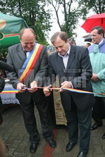 Panglica inaugurala a fost tăiata de Gheorghe Flutur (dreapta) și Vasile Andriciuc (stânga)
