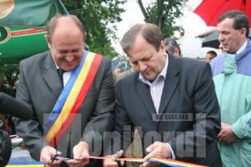 Panglica inaugurala a fost tăiata de Gheorghe Flutur (dreapta) și Vasile Andriciuc (stânga)