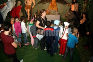 Copii vizitând expoziția