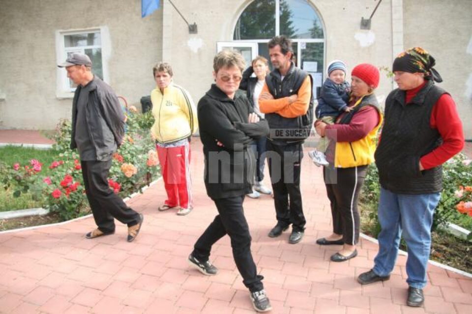 Însoțitorii persoanelor cu handicap din Verești își plâng soarta în fața primăriei
