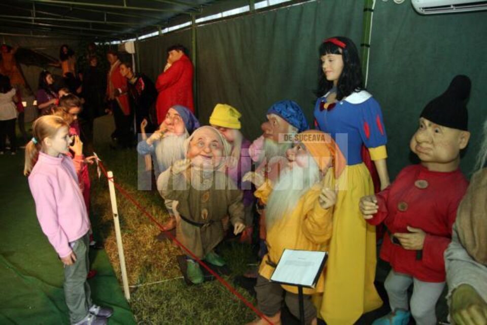 Copii vizitând expoziția