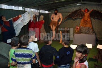 Copii vizitând expoziția