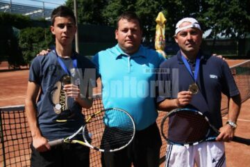 Profesorul Mihai Pop, înconjurat de cei doi finaliști, tată și fiu, Ștefan și Ilie Hunceac