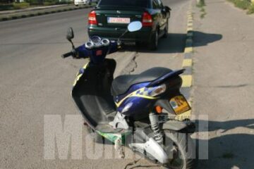 Scuterul a fost lovit de mașină pe pasarela de la Burdujeni