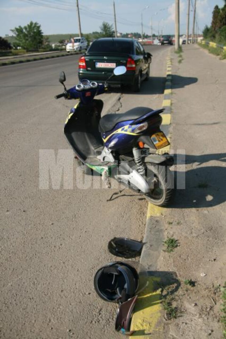 Scuterul a fost lovit de mașină pe pasarela de la Burdujeni