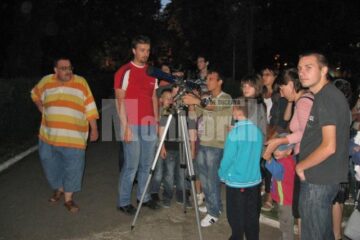 În jurul telescopului adus din clădirea Observatorului s-au așezat imediat toți curioșii