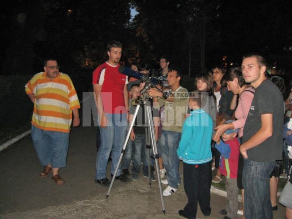 În jurul telescopului adus din clădirea Observatorului s-au așezat imediat toți curioșii În jurul telescopului adus din clădirea Observatorului s-au așezat imediat toți curioșii
