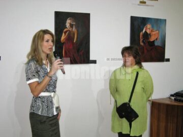 Prof. Raluca Schipor prezentând expoziția realizată de Anne Tognaq