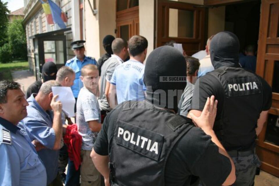 O parte din persoanele reținute au fost aduse la tribunal în vederea arestării
