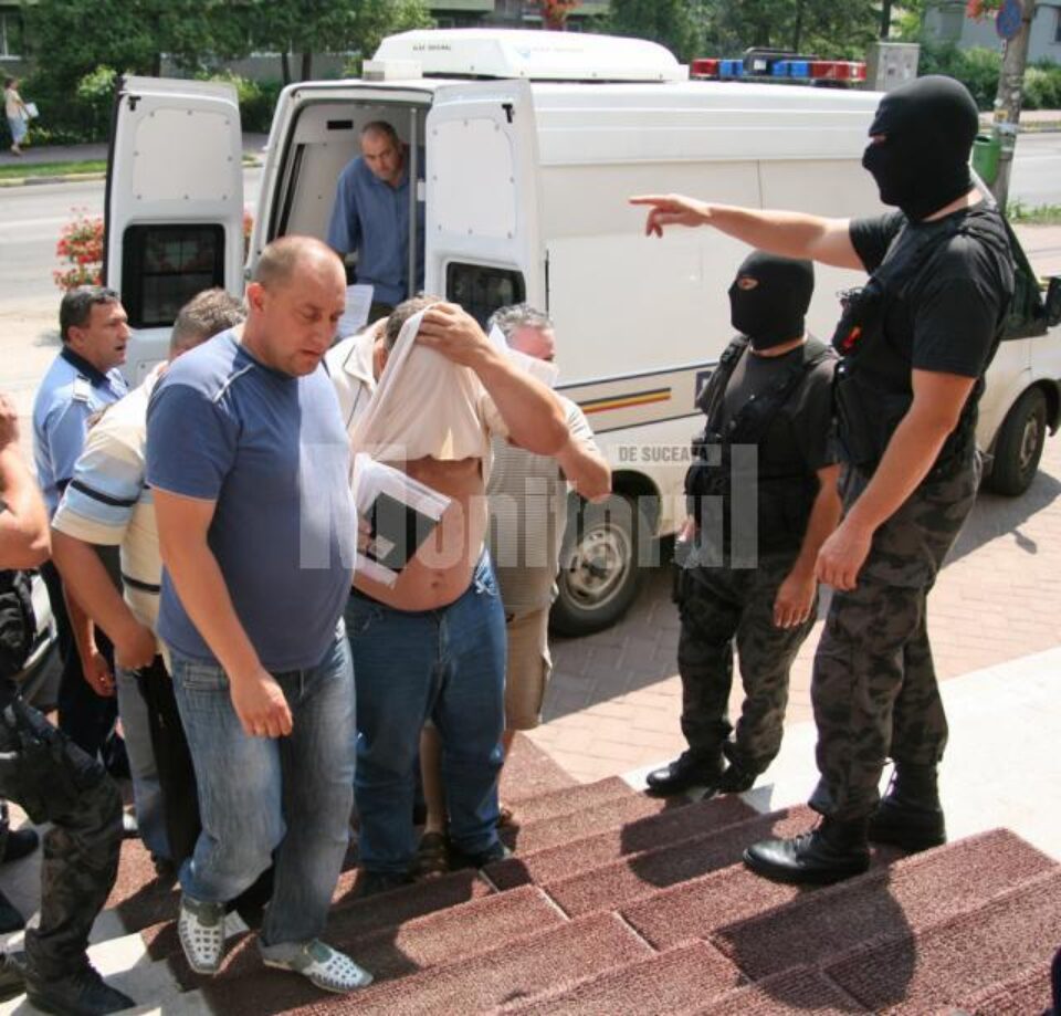 O parte din persoanele reținute au fost aduse la tribunal în vederea arestării