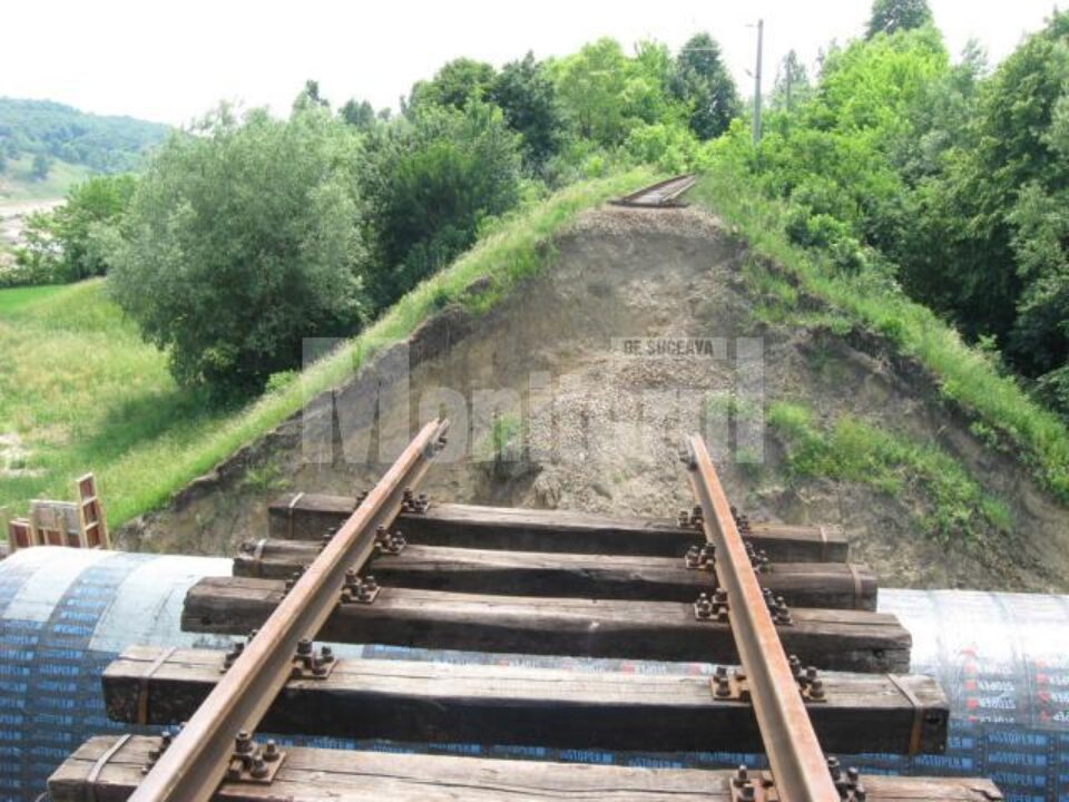 Calea ferată dintre Suceava și Cacica a fost ruptă în urma inundațiilor de anul trecut