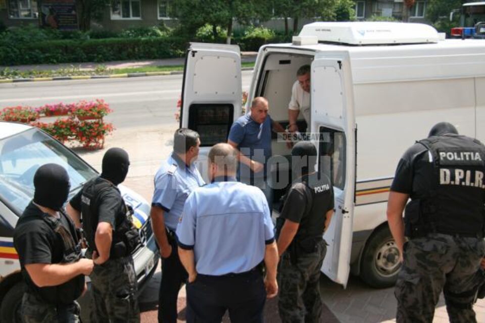 O parte din persoanele reținute au fost aduse la tribunal în vederea arestării