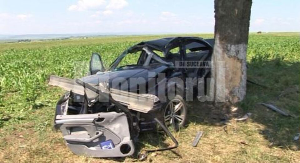 Impactul BMW-ului cu copacul de pe marginea drumului a fost deosebit de violent