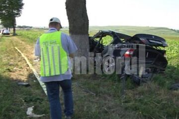 Impactul BMW-ului cu copacul de pe marginea drumului a fost deosebit de violent