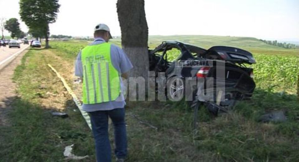 Impactul BMW-ului cu copacul de pe marginea drumului a fost deosebit de violent