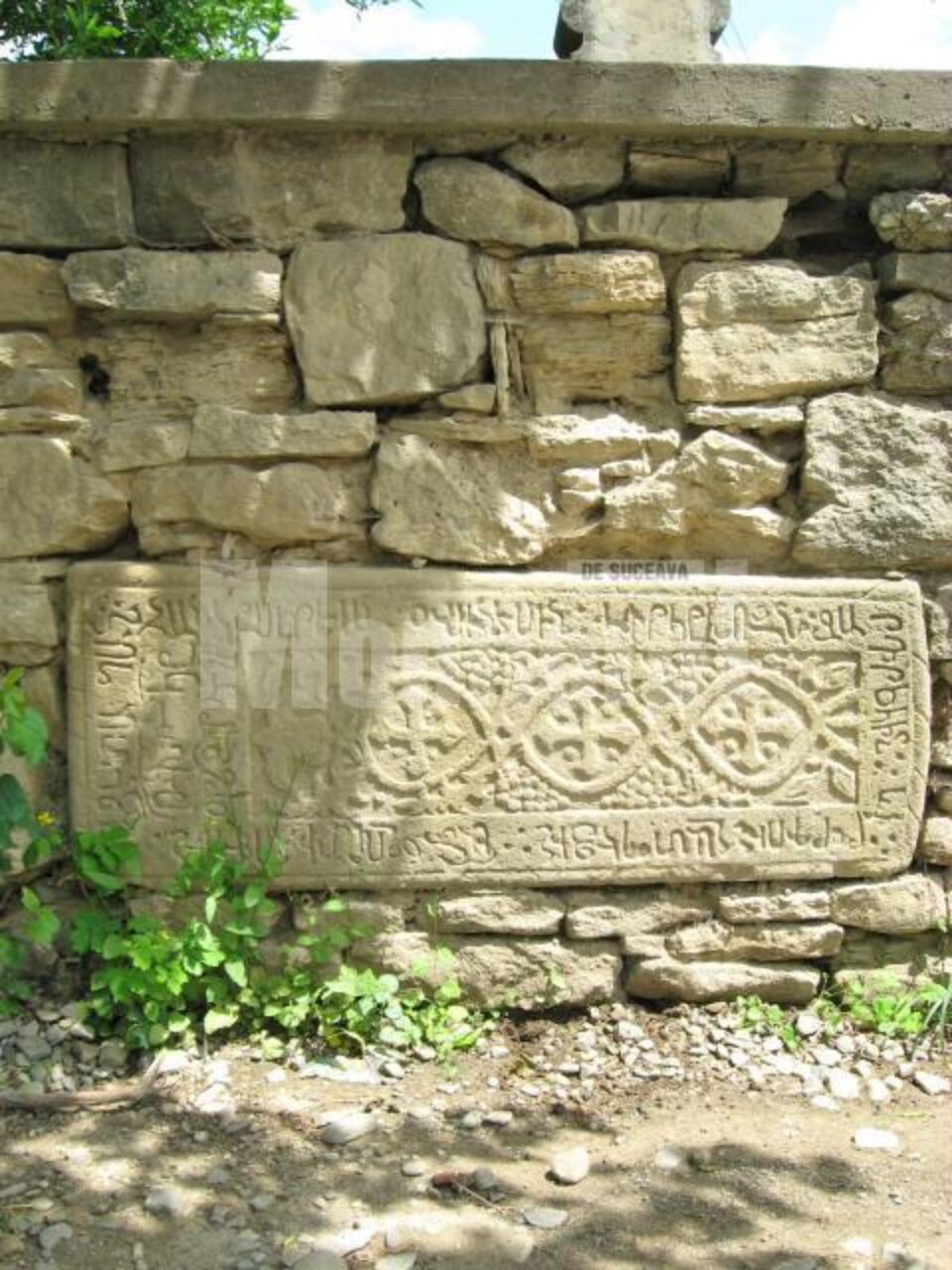 Lespede cu scriere și motive ornamentale armenești
