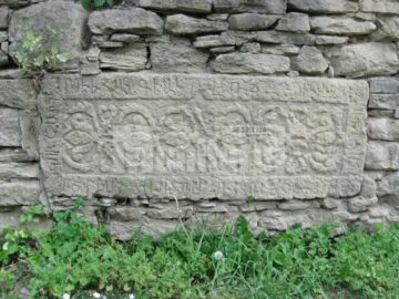 Lespede cu inscripție armenească din zidul cimitirului din Siret