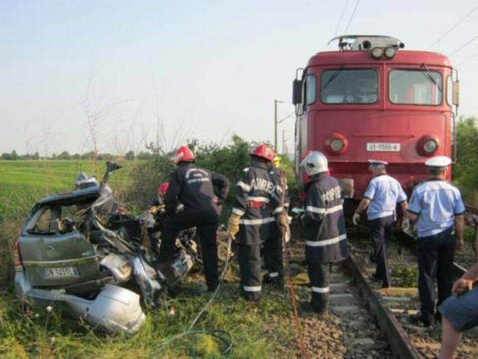 Autoturismul a fost lovit în plin, la o trecere de cale ferată, de trenul rapid București-Suceava Foto: ZIARUL de IAȘI