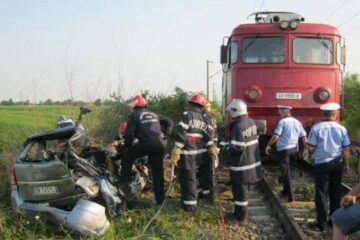Autoturismul a fost lovit în plin, la o trecere de cale ferată, de trenul rapid București-Suceava Foto: ZIARUL de IAȘI