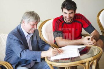 Cristian Adomnicăi, în timp ce semna actele de transfer împreună cu Attila Verestoy