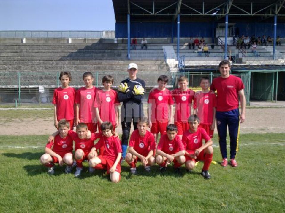 Tinerii fotbaliști antrenați de Adrian Cerlincă au avut parte de adversari puternici la turneul de la Piatra Neamț Tinerii fotbaliști antrenați de Adrian Cerlincă au avut parte de adversari puternici la turneul de la Piatra Neamț