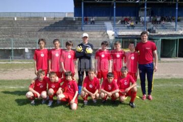 Tinerii fotbaliști antrenați de Adrian Cerlincă au avut parte de adversari puternici la turneul de la Piatra Neamț